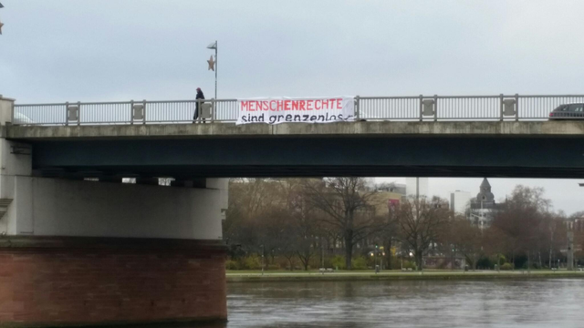 An der Alten Brücke in Ffm ein weißes Transpi,
in rot: MENSCHENRECHTE
in schwarz: sind grenzenlos!