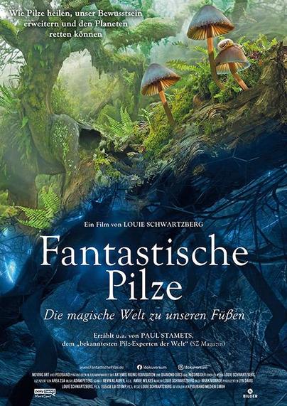 Ein Wald ist zu sehen. Unten ist der Filmtitel in großer Schrift zu lesen: „Fantastische Pilze“ und in kleiner Schrift: „Die magische Welt zu unseren Füßen“.
