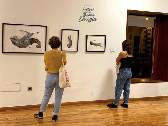 Foto de personas visitando la exposición