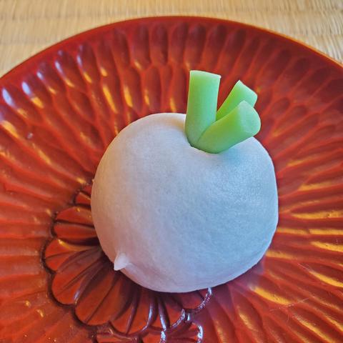 Nijo Wakasaya's adorable 'kabura', a sweet that mimics a small turnip.