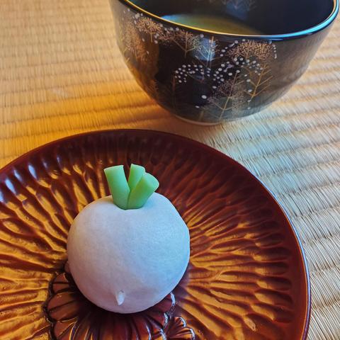 Nijo Wakasaya's adorable 'kabura', a sweet that mimics a small turnip.