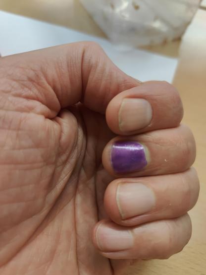 Mannenhand met een nagel paard gelakt.

Niet geheel toevallig de middelvinger.