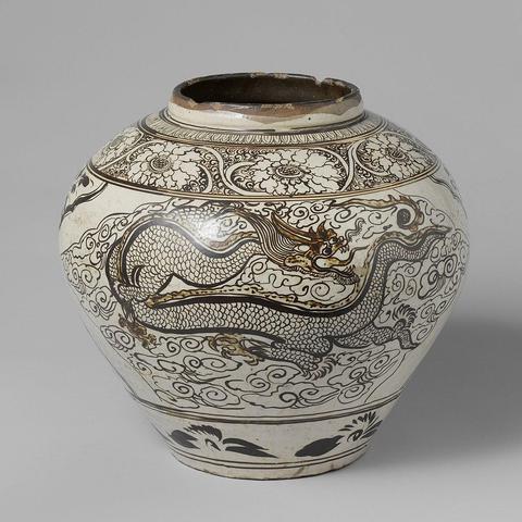 Dragon art on a vase, Yuan dynasty, China. Source: Wikimedia Commonsꜛ (license: public domain)