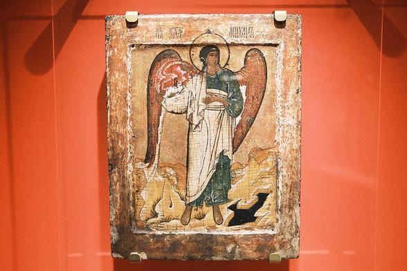 Archangel Gabriel from the Annunciation, Scene on a set of Royal Doors, Russia, 18th / 19th century, egg tempera on wood. Ikonenmuseum Frankfurt.