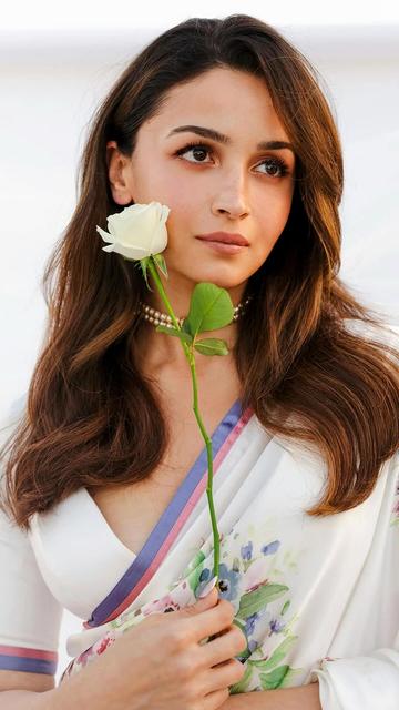 Alia Bhatt’s latest appearance at the Raj Kapoor event is setting major fashion goals. She chose a gorgeous Sabyasachi white floral saree, embodying sophistication and timeless grace. With delicate florals, a sleek hairstyle, and subtle makeup, her look perfectly combined modern elegance with classic charm.
