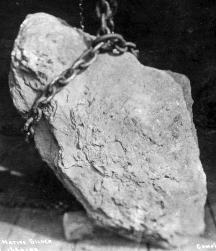 Fotografía antigua de una roca levantada con una cadena.
