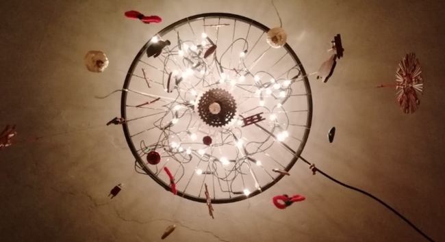 Weihnachtsrad, eine Felge geschmückt wie ein Weihnachtsbaum 