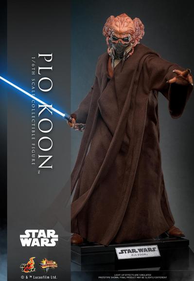 Sur un fond sombre, dans les deux tiers droits, il y a la figurine de Plo Koon. Sa main gauche est levée vers nous, et sa main droite tient son sabre laser bleu. Il porte une robe de Jedi typique de couleur marron. Sa peau est orange et il porte son appareil respiratoire. Dans le tiers gauche restant, il y a écrit "Plo Koon 1/6th scale collectible figure" et au bas à gauche il y a écrit : "Star Wars" avec les logos de Hot Toys (écrit en noir sur une flamme orange et rouge). La figurine de Plo Koon est sur un support.