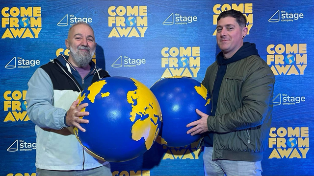 Damián e Fito no photocall no hall do #TeatroMarquina onde se representa o musical #ComeFromAway. 