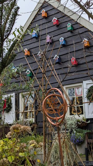 Niederländisches Holzhaus mit Weihnachtsschmuck und ganz vielen Vogelhäuschen
