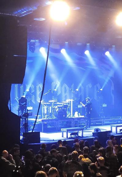 Blick auf Bühne mit blauem Licht, Publikum davor. Auf dem Banner ist halb zu erkennen: Future Palace