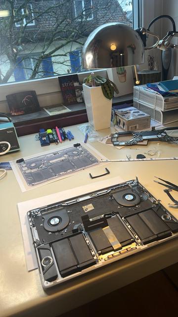 The Macbook 2017 completely taken apart. To be able to replace it with the new touchbar