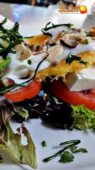 ENSALADA DE QUESO FRESCO CON TOMATE RAF, AGUACATES, MANGO, SALSA DE YOGURT Y FRUTOS SECOS