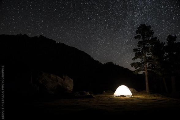 Photo de nuit dans les pyrénéens sous un ciel étoilé.