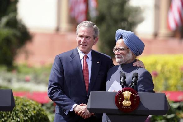 US-Präsident George Bush und Indiens Premierminister Manmohan Singh, 2. März 2006
Autor: White House photo by Paul Morse - whitehouse.gov
Lizenz: Public domain