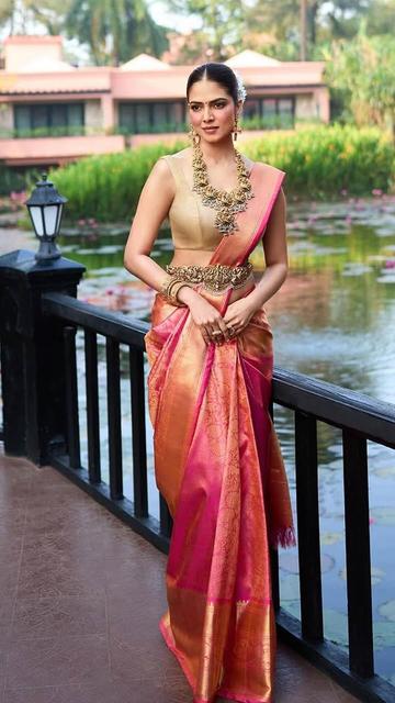 At Keerthy Suresh’s wedding, Malavika Mohanan redefined bridal guest goals in a blush pink silk saree. The rich drape of the saree paired with her natural charm made her a sight to behold. Her look is an ideal blend of elegance and modern simplicity, perfect for anyone looking to shine at a traditional event.