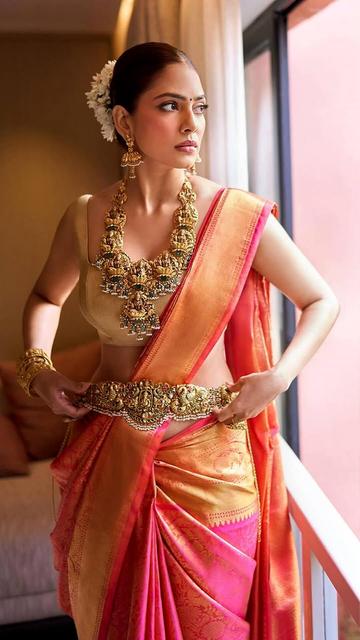 Malavika Mohanan’s choice of a blush pink silk saree for Keerthy Suresh’s wedding was nothing short of breathtaking. The outfit, with its refined texture and impeccable fit, highlighted her flawless style. Her minimal jewelry and natural makeup added the perfect finishing touches. This is your go-to inspiration for nailing the ultimate wedding guest look!