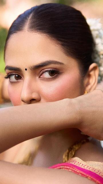 Stepping into Keerthy Suresh’s wedding, Malavika Mohanan made heads turn in her exquisite blush pink silk saree. The soft pastel hue, coupled with the timeless appeal of silk, created a magical look that left everyone in awe. Her subtle accessories and elegant hairstyle perfectly complemented the outfit. It’s no surprise she’s a trendsetter!