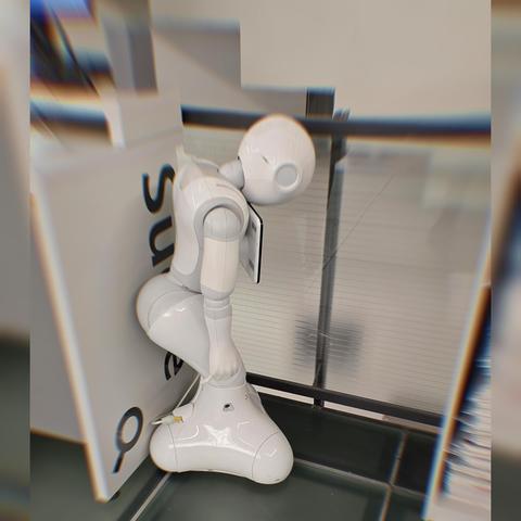 Der Roboter der Karlsruher Stadtbibliothek Karlotta steht abgeschaltet in einer Ecke.

Text: Für mich isses auch die 6. Stunde!