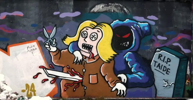 Hakaristisilmäinen naishahmo saksien kanssa saa katanasta. Graffiti.