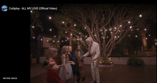 Screenshot Dezember 2024
ALL MY LOVE - Szene mit Dick van Dyke und Enkel und/oder Urenkel - sie stürmen liebevoll auf ihn zu - im Hintergrund ist ein Gebüsch mit Lichtern und es ist dunkel

15.755.689 Aufrufe Premiere am 13.12.2024 #allmylove #moonmusic #coldplay
All My Love is taken from Coldplay's tenth studio album Moon Music, available here: https://coldplay.lnk.to/MoonMusic 🌙