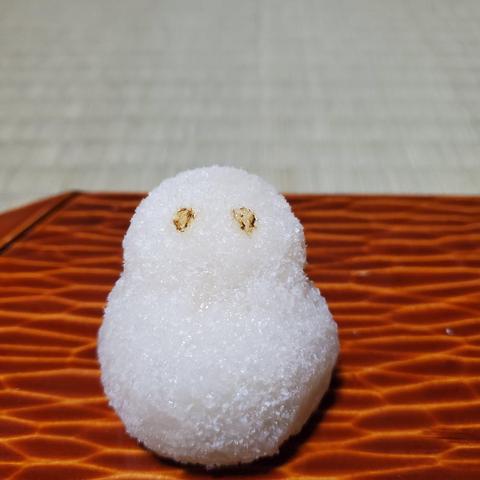 Kameya Shigehisa's gorgeous little sweet, 'yuki asobi' ("playing in the snow"), mimics a snowman.
