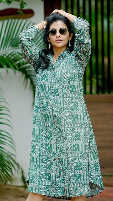Shivada’s fusion fashion is a perfect example of how to incorporate traditional prints into everyday casual wear. Her choice of vibrant colors and modern silhouettes makes this look ideal for any fashion enthusiast. Get inspired by her stylish and comfortable ensemble!