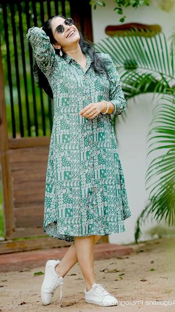 Fashion icon Shivada wows us with her traditional-meets-modern casual outfit. Featuring intricate prints and contemporary design elements, this look is both stylish and wearable. Learn how she balances comfort and elegance in this stunning ensemble.