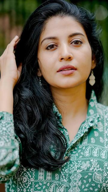 Actress Shivada’s latest casual outfit is the perfect blend of traditional elegance and modern flair. The traditional prints add a timeless charm, while the contemporary cuts bring out her fashion-forward vibe. Discover how she makes this fusion style effortlessly chic and versatile.