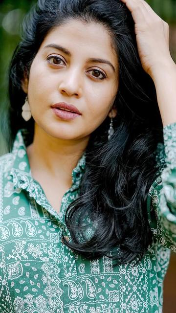 Shivada’s outfit combines the best of traditional aesthetics and modern comfort. Her choice of prints and styling is a nod to heritage, while the casual vibe makes it perfect for any occasion. Explore this must-see fusion look and elevate your wardrobe.