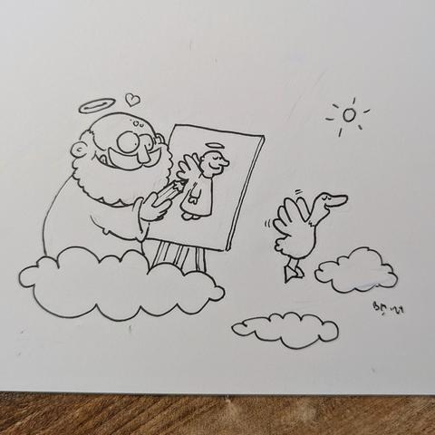 Gott steht auf einer Wolke und zeichnet auf einer Leinwand. Vor ihm fliegt eine Ente vorbei. Gott nimmt das als Inspiration und zeichnet einen Engel.