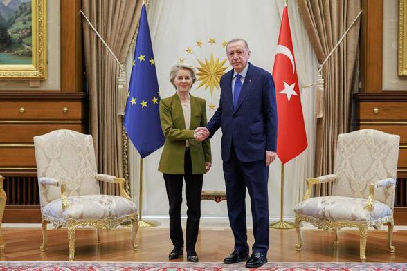 Photo officielle d'Erdogan en train de serrer la louche à Ursula