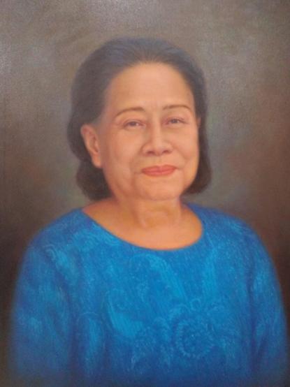 a painting of a small-statured elder thai woman, wearing a blue shirt, smiling warmly, looking at the viewer, a rusty but soft brown-red background  