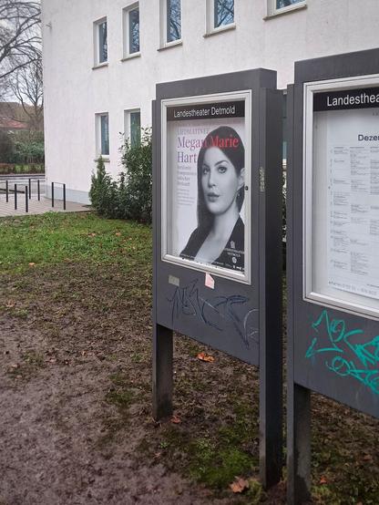 Display case on a sidewalk next to the Landestheater Detmold with a white poster with a black and white portrait of a woman with straight dark hair. Text on the poster reads:

Sonntag, 26. Januar 2025 11:30 Uhr, Großes Haus
LIEDMATINEE
Megan Marie Hart
Berühmte Komponisten jüdischer Herkunft
Mit Werken von Jermoe Kern & Oscar Hammersten, Leonard Bernstein & Stephen Sondheim u.A.

Announcement poster for a recital with Megan Marie Hart and Mathias Mönius.
Photo: Andreas Jören 