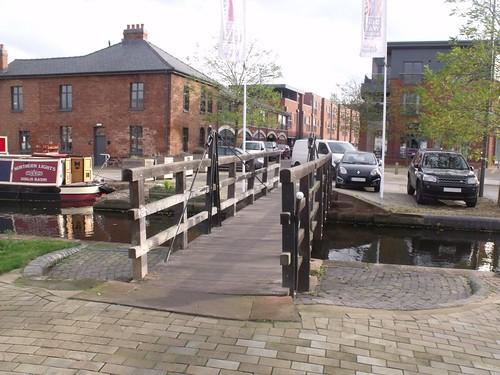 A photo titled "Worcester & Birmingham Canal, Worcester - Diglis Basin and dry dock - footbridge - Lock Cottage", taken near Lock 2 Diglis by ell brown on Flickr.