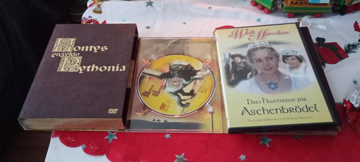 Zwei DVDs auf Weihnachtsdecke. Links Monty Pythons Leben des Brian, rechts Drei Haselnüsse für Aschenbrödel.