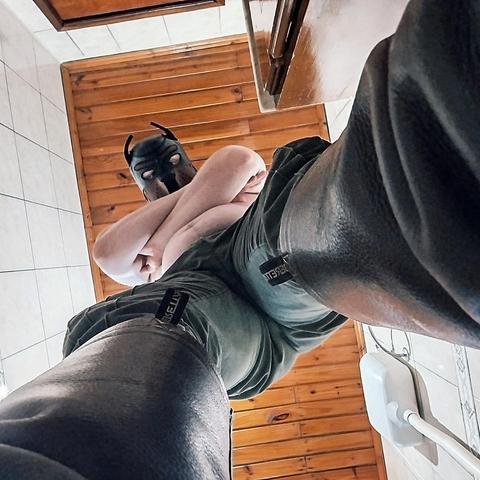 Eu na minha máscara pup, olhando de cima para baixo, usando botas
