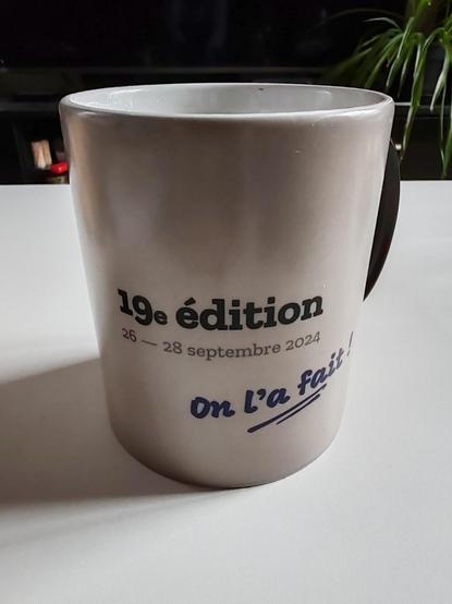 Thermo-reactive mug with written in french "19th edition 26 - 28 September 2024" in black and below in blue "we did it !"