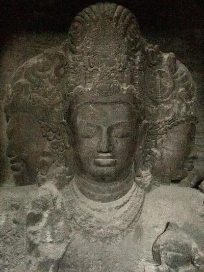 Maheshmurti oder Trimurti (Shiva) mit den drei Gesichtern, Links: Aghora oder Bhairava (Zerstörende), Mitte: Mahadeva oder Tatpursha (Bewahrende) und Rechts: Vamadeva oder Uma (Erschaffende), v.l.n.r. Die Figur ist ca. 8 m hoch. Die Höhlen entstanden vom 4. bis 6. Jahrhundert.