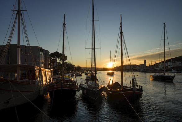Segelboote im Gegenlicht der untergehenden Sonne