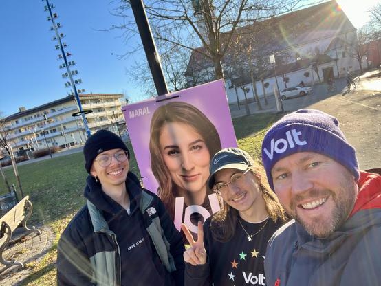 Zwei Volta und ich vor einem Volt-Plakat mit Maral in Eichenau.