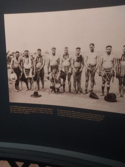 In this 1924 photograph you can see the traditional slothing worn during #Muscogee stickhall games. Today, a lot of men still wear traditional clothes to games-ne shoes, a lain cloth over shorts, and a necklace.

En asta Istografia de 1924, puedes ver