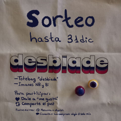 Foto a la totebag con el diseño "desbiade" (diseño donde se lee "desbiade" en letras blancas con sombras rosas, morada y azules, formando la bandera bisexual) y dos imanes de pasta de modelar pintados con círculos concéntricos con la bandera bisexual (de fuera a adentro: fucsia, lila y azul añil) y la bandera no binaria (amarillo, blanco, morado y negro).

Encima, se lee el texto: "Sorteo hasta 31 dic. 

- Totebag "desbiade" 

- Imanes NB y Bi.

Para participar:

❤️ Dale a "me gusta"

🔄 Comparte el post

Puntos extra: @ Menciona a alguien

🗨 Comenta si has comprado algún diseño mío."

