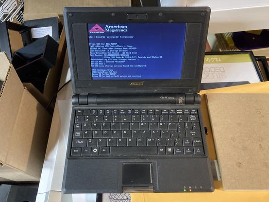 An Asus EeePC 701 netbook booting up.