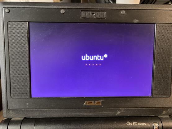 An Asus EeePC 701 netbook showing an Ubuntu boot screen.