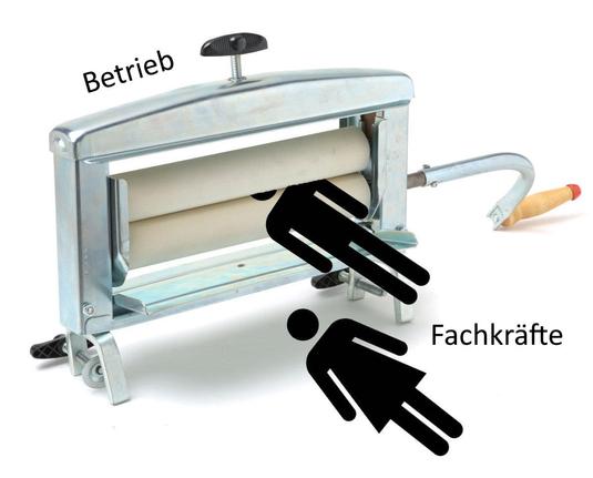Eine alte Mangel, also das Gerät zum Glätten von Stoffen und Wäsche, steht vor weißem Hintergrund herum. In die Mangel werden zwei menschliche Piktogramme eingeführt. Die beiden Piktogramme sollen Fachkräfte darstellen, die somit durch die Fachkräftemangel gedreht werden.
