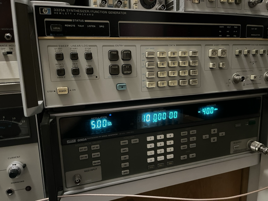 Photo pf Fluke 6060A precision RF source for the test. Here providing 10MHz -40 dBm