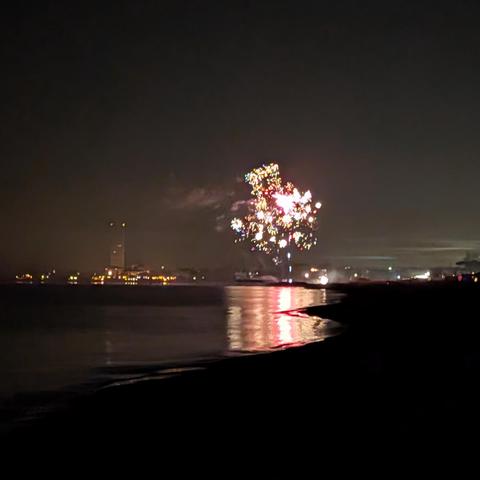 Fuoco d'artificio sul mare, con alla sinistra la silhouette del grattacielo di Cesenatico che si intravede