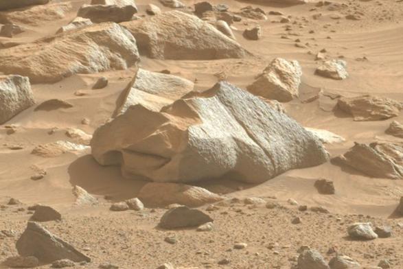 Crop of the linked photo, a group of weathered rocks.