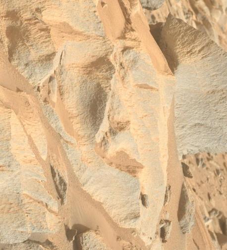 The linked photo, rotated and cropped to rock features resembling a face.